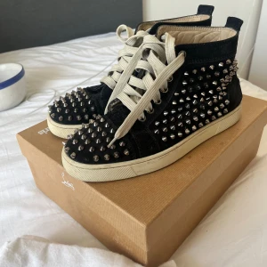 Louboutin skor - Skitcoola Christian Louboutin skor i High top modellen!! Nypris ca 11.000kr, köpta i Marbella🫶Använda väldigt sparsamt. Båda dustbags och även nya skosnören medföljer. Kvitto medföljer ej, storlek 38,5. Pris kan diskuteras