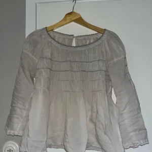 Vit oddmolly topp - Fin topp