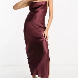 Vinröd balklänning i satin  - Så så fin vinröd klänning, perfekt till balen!! Så fint satinmaterial, och snörning i ryggen som gör att den sitter så snyggt💓 Skriv för fler bilder, klänningen är i storlek EU30 men passar perfekt till mig som brukar ha storlek s