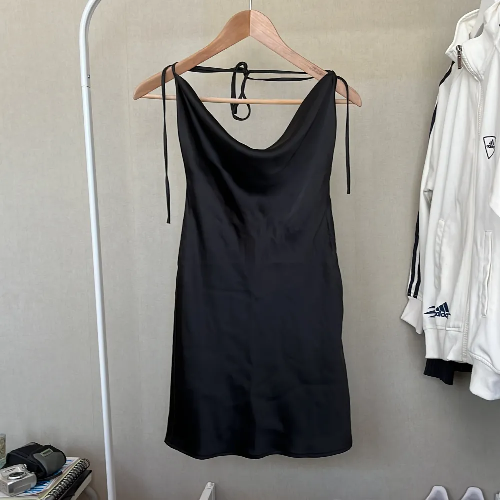 En svart miniklänning från nakd x Moa Mattson i storlek 34! Den har öppen rygg! Aldrig använd! Kontakta för fler frågor!💛💛. Klänningar.