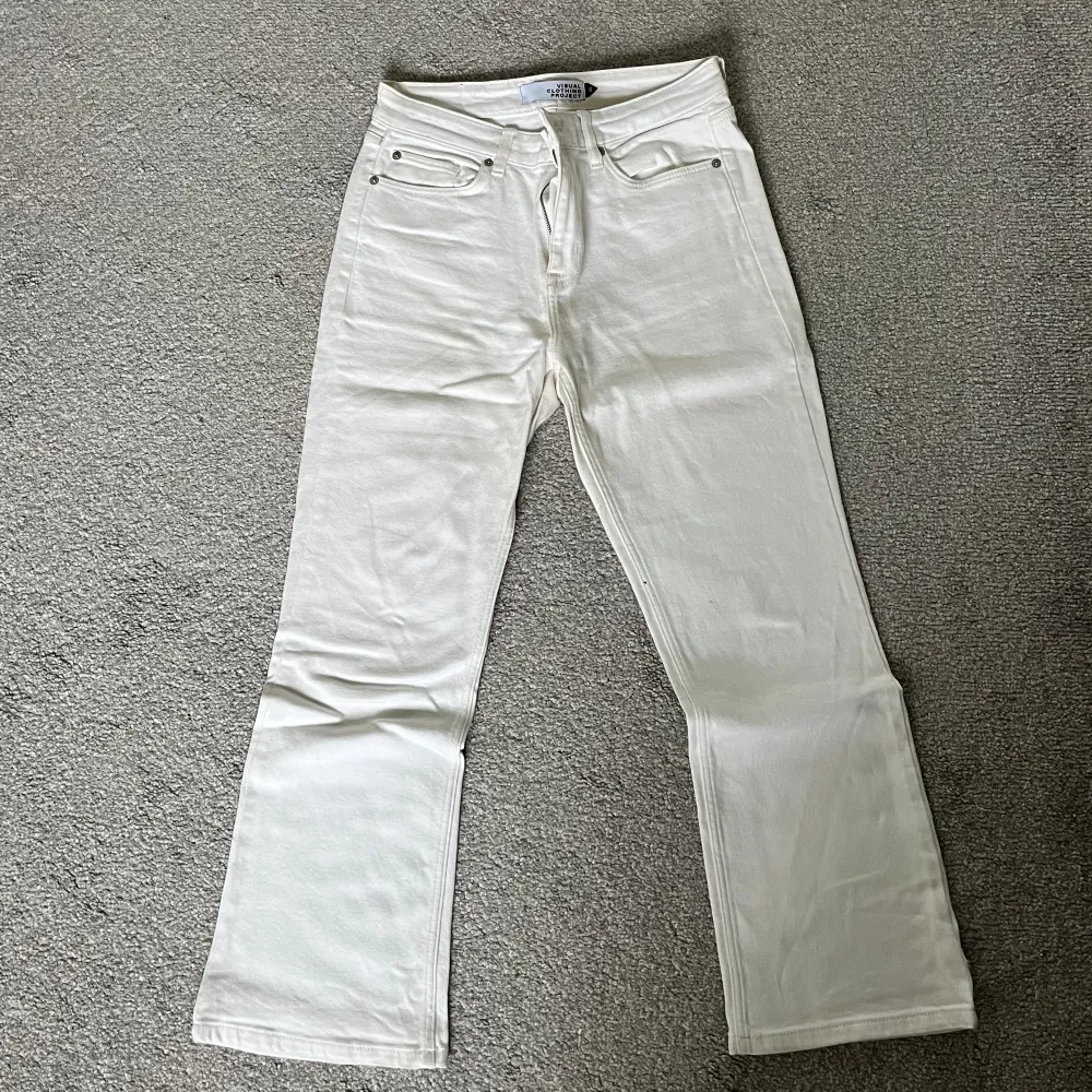 Hej! Nu säljer jag mina fina vita jeans från ’visual clothing project’. Det är en storlek 40 och är helt oskadda. Jag tkr att de funkade som lite halv lowwaist. Det är gamla bilder då jag väljer att sälja pga för små. Hör av dig! Priset är inte fast.. Jeans & Byxor.