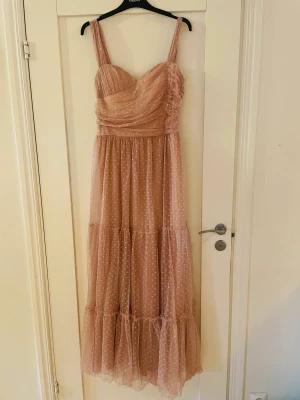 Vacker balklänning från Åberg Copenhagen  - Mycket vacker klänning i gammal rosa från Åberg Copenhagen. Stl XL men passar medium. 