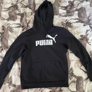 Puma hoddie                                                              Nypris är runt 400kr och mitt pris är 150-200kr    - Står storlek S men sitter som xxs/xs.  Jag brukar ha xs/S och gillar att ha lite större hoddies men den här sitter alldeles för tajt för min del. Så jag skulle säga att den passar xxs bäst, men xs också bara att den kan vara lite tajt