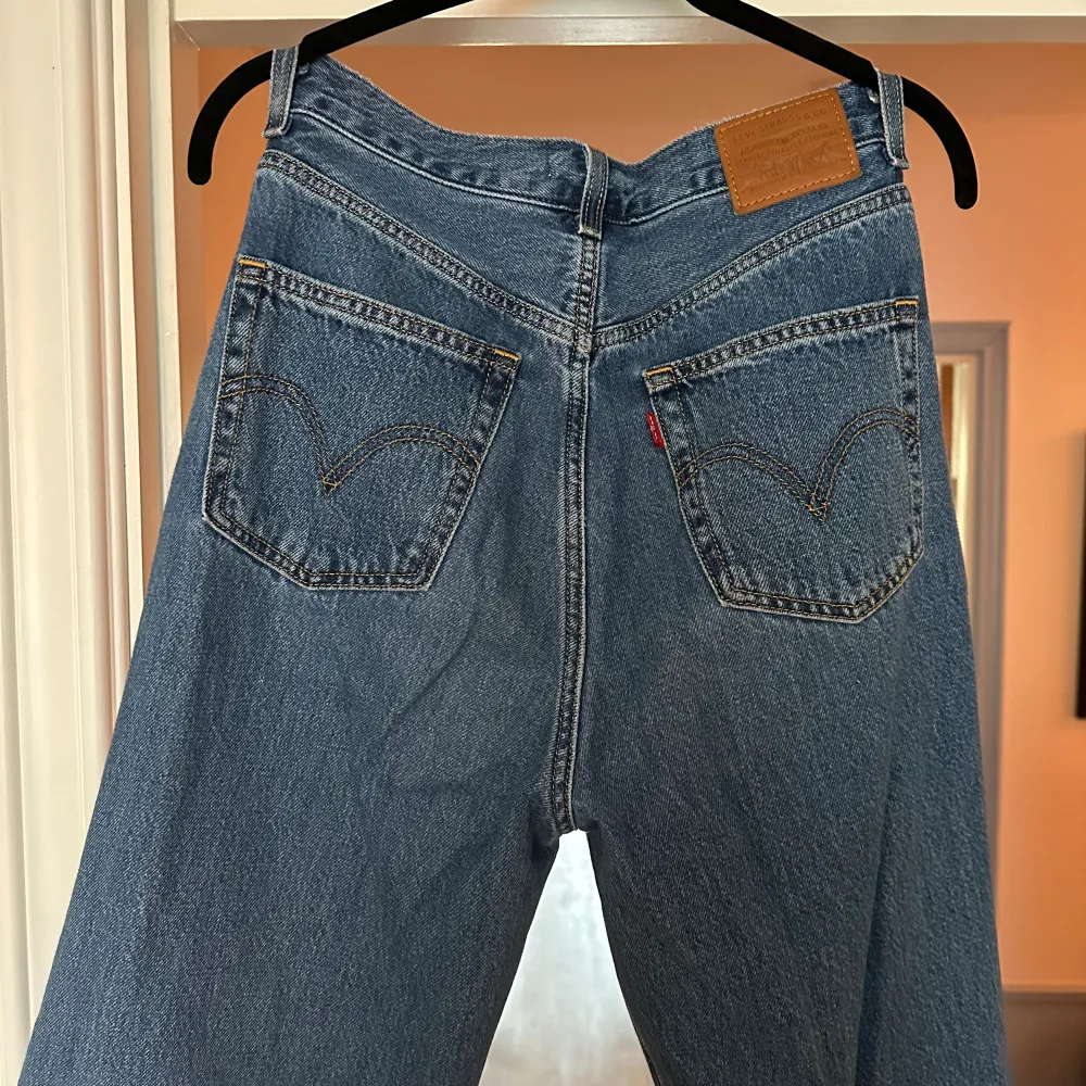 Väldigt snygga och bekväma jeans. Inte använda så mycket, max tio gånger. W26. Längd finns ej men gissar 32. 113 cm på längden. 70cm omkrets allra längst upp. 💕. Jeans & Byxor.