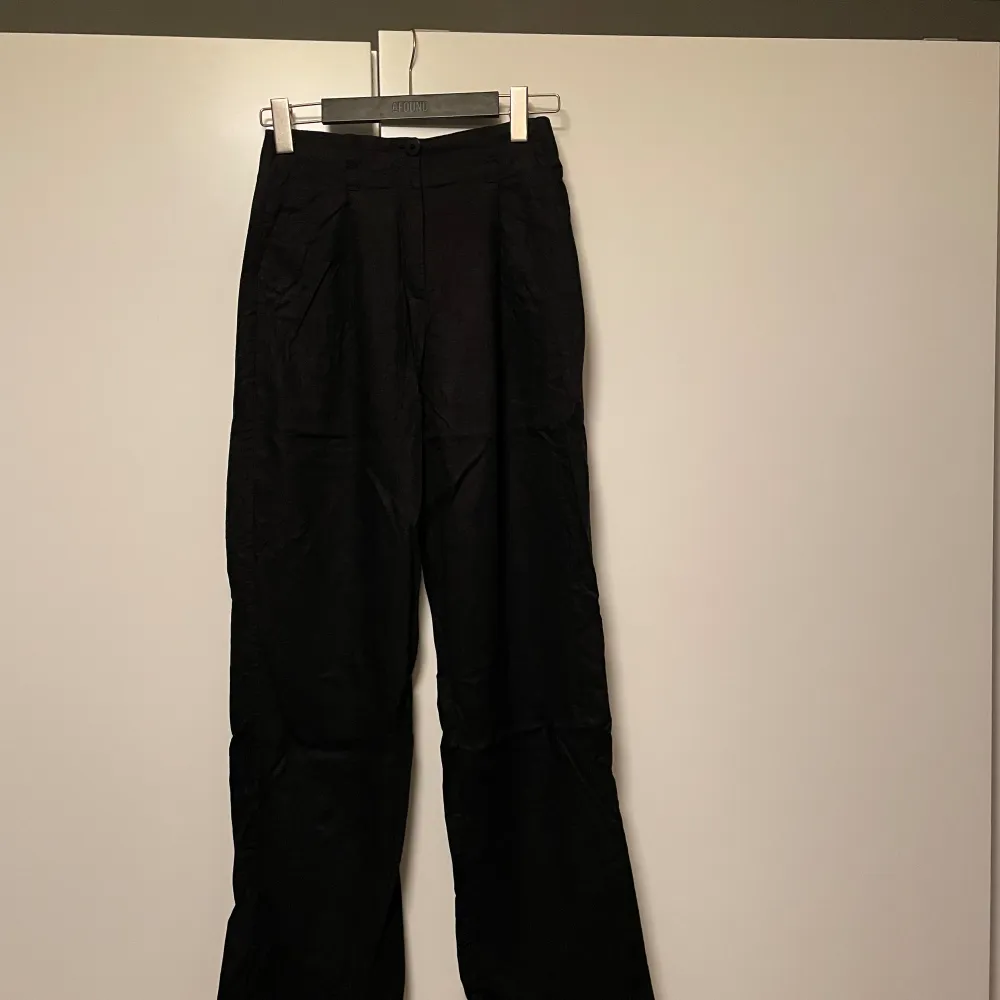 Svarta linnebyxor från Bershka. Använda fåtal gånger och säljer pga för små. Skicka för fler bilder:). Jeans & Byxor.