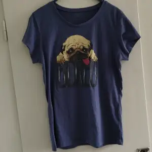 Blå t-shirt med hundtryck och texten 