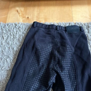 Ridbyxor  - Säljer svarta, fina, helskodda ridbyxor med ficka framtill. Små i strl. Ficka framtill. Pris diskuterbart 🥰🤗👌