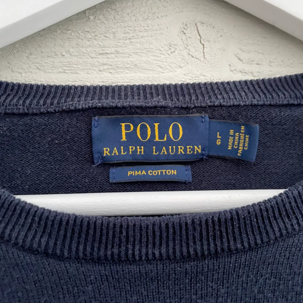 Säljer nu min stickade tröja från Ralph Lauren i storlek L men sitter mer som M. Den är mörkblå med ljusblå logga och har inga defekter. Hör gärna av dig vid frågor. /Hugo. Stickat.