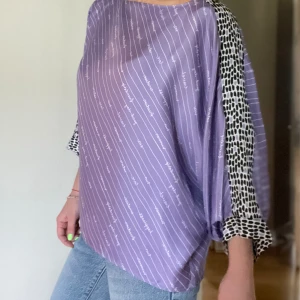 Blus 100% silke från INES i Stl S - Superfin blus från INES i stl S  100% silke  Nypris 1995kr säljes för 500kr  Perfekt skick    Modellen på bilden är 163cm lång och väger 53 kg  