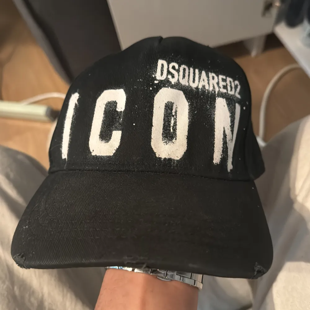 Säljer min Dsquared2 keps eftersom jag inte använder den. Defekt är att den har inget spänne därbak kolla bild 2. Ny pris 1400 . Accessoarer.