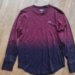 Hollister tröja XS - Jag säljer min hollister tröja för att den är för liten. Det är i bra skick och har nästa aldrig använt den. Skriv om ni har frågor 