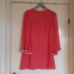 Vintage klänning - Rosa, vintage, retro klänning. Från 70 talet. Från ett rök- och djurfritt hem. Luktar ej tant, är tvättad. Lång dragkedja i ryggen. 