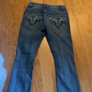 Low waist vintage jeans - Sjukt snygga trendiga low waist jeans som tyvärr är för långa. Jag är 156.