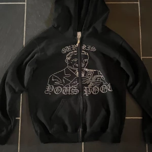 rhinestone hoodie - säljer denna gurkis rhinestone hoodie i storlek s då den inte används längre. Tröjan är som ny, skick 9/10 Hör av er om frågor och funderingar.