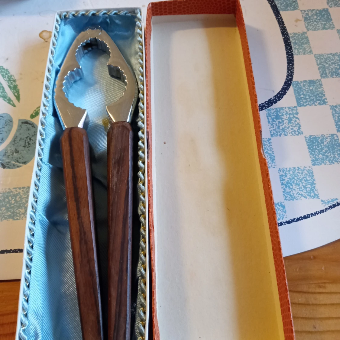 Nötknäppare med trähandtag . - 90