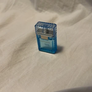 Versace Eau Fraîche Parfume - God sommar parfym. Inprincip oanvänd sample. Säljer för att den inte riktigt passade mig. Estimerat 4ml kvar. Nypris 100ml: 700kr. Mitt pris: 40kr. Priser kan diskuteras vid köp! Inte en sprayflaska.