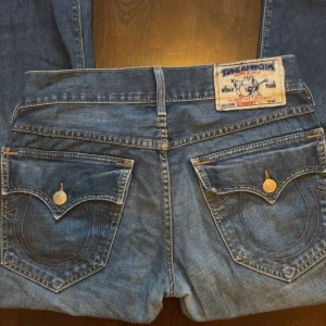 True Religion Jeans - Storlek 30, motsvarar storlek 36 ungefär Midjemått:39 cm Innerbenslängd:79 cm . Det står att de är straight jeans på lappen. De har även en slits längst ner(se bild 2) Skriv privat för fler bilder🤍 Tryck gärna på köp nu💗