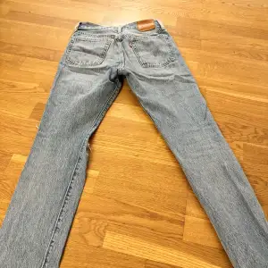 Midwaist Jeans i straight/flare fit från Levi’s. I mycket bra skick med inga defekter. Skriv för frågor ❤️