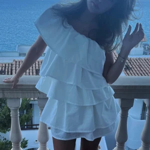 Vit klänning - Helt ny klänning från Anielle label. Säljer endast vid bra bud! Nypris 1395kr.