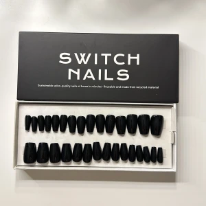 Lösnaglar - Svarta lösnaglar, press on naglar, från Switch nails. Endast använda en gång, säljer för det inte är min stil☺️☺️Form: almond