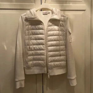 Moncler cardigan  - Säljer min fina cardigan som tyvärr inte kommer till användning längre, jättefint skick och passar xs-m, finns äkthetsbevis och qr kod så skriv om ni vill ha de