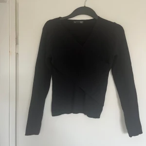 Tröja  - En enkel men ändå fin tröja till vardagen. Svart med en unik modell. 