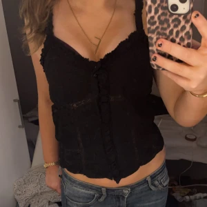 Svart topp - As fin topp från Zara!❣️ Saknas 2 knappar (sista bilden) men det är inget man märker av! 