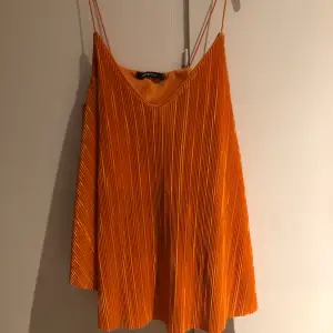 Orange linne från Gina med spagetti snören, finns som ett dubbeltyg på insidan som är som ett halvt linne (se sista bilden), använd 1-2 ggr 