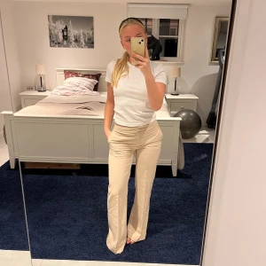 Beiga kostymbyxor - Beiga lågmidjade kostymbyxor från motivi! Bra skick! 😊