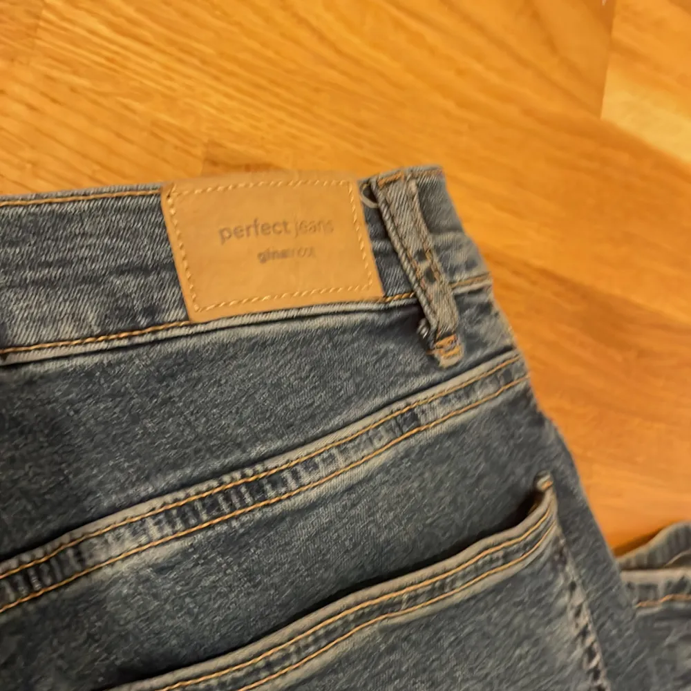 Ett par jeans från Gina tricot. Dom är low waist och är i storlek 34.💗. Jeans & Byxor.
