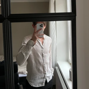 Linne skjorta - Riktigt najs beige linneskjorta från Ljung. Storlek S. Väldigt fint skick, använd endast fåtal gånger.