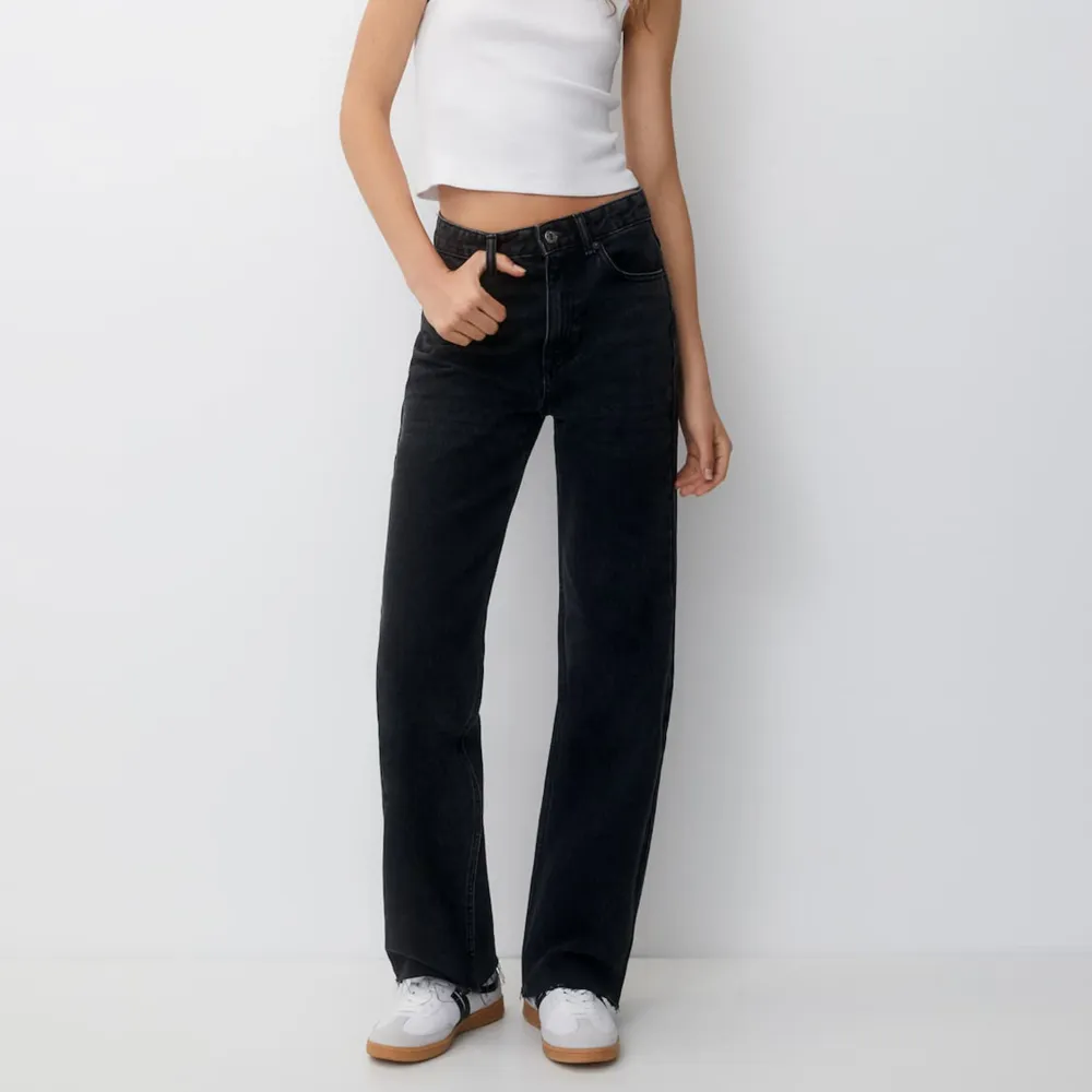 Super fina svarta jeans från Pull & Bear. De är i strl 36 och är använda runt 5 gånger, dvs bra skick🙌🏻Hör av dig vid frågor! Pris kan diskuteras så ge gärna prisförslag🤍(Köpt för 399 kr) . Jeans & Byxor.