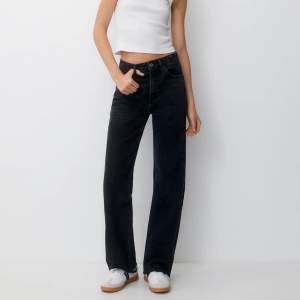 Super fina svarta jeans från Pull & Bear. De är i strl 36 och är använda runt 5 gånger, dvs bra skick🙌🏻Hör av dig vid frågor! Pris kan diskuteras så ge gärna prisförslag🤍(Köpt för 399 kr) 