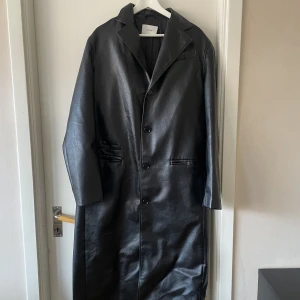 Eytys läderrock  - Läderrock från eytys. Jag är en 182 och den sträcker sig ner till anklarna på mig. Otroligt fin och skön lining.  Använd en gång, perfekt skick