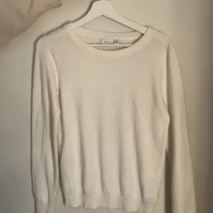 En vit stickad tröja, använd några gånger är i storlek Xs
