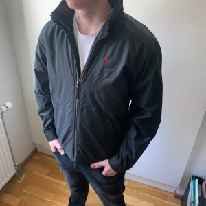 Ralphlauren jacka - Tja, säljer denna jackan i toppskick. Modellen på bilden är 174, Storlek S. Jackan funkar perfekt nu till våren. Går att dölja luvan i nacken beroende på hur man gillar det. Tveka inte på att höra av dig vid funderingar! Mvh Joel 