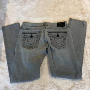 Lågmidjade, Gråa true religion jeans storlek 28. Köpta på Sellpy i nyskick. Säljer då dom inte passade. Midjemått rakt över: 38 cm. Innerbenslängd: 77 cm ! Tryck inte på ”Köp nu” knappen !
