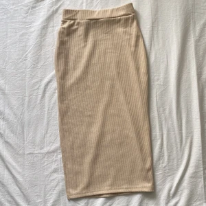 Kjol - Superfin kjol!! 💗💗 Kommer inte komma till användning. Lite nopprig men inget man märker av. 