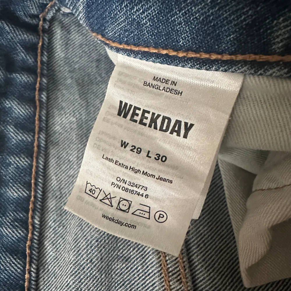Superfina mellanblå jeans från Weekday modell Lash Extra High Mom Jeans.  100% bomull, jeansen som nya, använt fåtal ggr, strl passar ej mig i strl så säljer. . Jeans & Byxor.