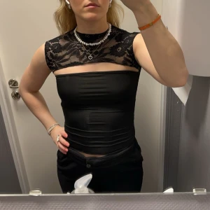 Spets topp - Supersnygg topp! Lite för liten, HELT NY aldrig använd.  Köpare står för frakten. 🫶🏽