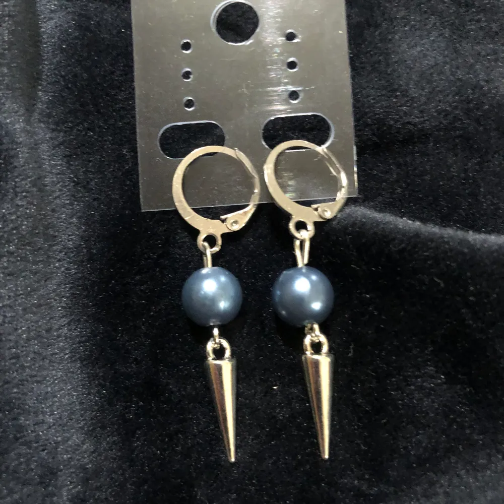 Fina marinblåa örhängen säljs i par frakt tillkommer. Pris kan diskuteras 🫶🏻örhängen är ej använda och handgjorda . Accessoarer.