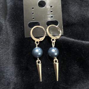 Fina marinblåa örhängen säljs i par frakt tillkommer. Pris kan diskuteras 🫶🏻örhängen är ej använda och handgjorda 