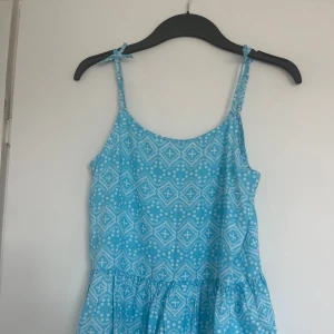 Sommar linne  - Jätte fint linne till sommaren som har fantastiska sommar färger. Den ger en mysig vibe av sommar och den är super skön. Jätte gullig att ha på sig över jeans. Tips!  Blir den ditt unika linne till sommaren?!