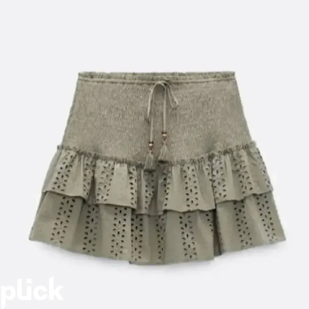 Jag söker denna kjol från zara i storlek XS, skirv om ni säljer den. Kjolar.