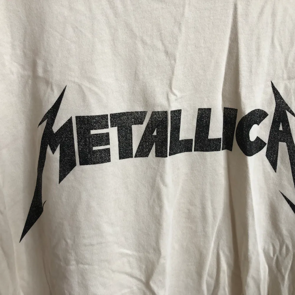 En beige Metallica t-shirt som jag inte använt då den inte är i min stil. Storlek M, men passar bra för andra storlekar också då tröjan är oversized. Säljer alla mina varor för under 150kr!!!. T-shirts.