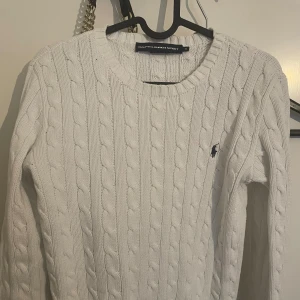 Vitt Ralph Lauren Sport tröja - Jätte fin vitt tröja från Ralph Lauren, knappt använd. Passar M-S. Fint skick inga märken eller fläckar <3