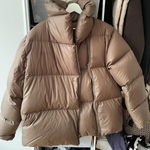 Filippa K soft sport dunjacka - Dunjacka från Filippa K i brun/grön färg. Storlek S. 