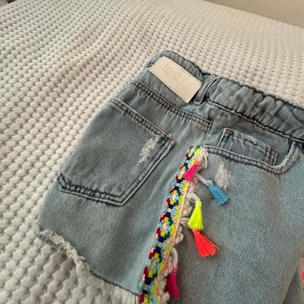 Super super gulliga jeansshorts med detaljer på sidan. Andvänd ganska många gånger men är i fof väldigt bra skick . Shorts.