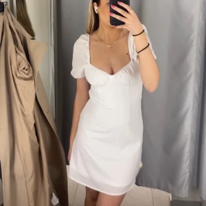 Vit klänning - Säljer min studentklänning från hm i storlek 34. Säljer för 50kr + frakt