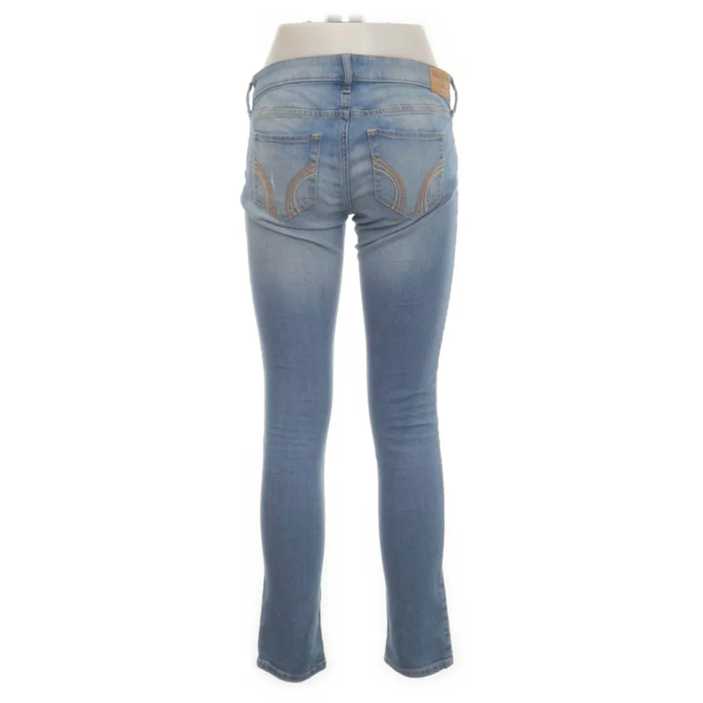 Jeans med revor från Hollister🩵 Pris kan diskuteras . Jeans & Byxor.